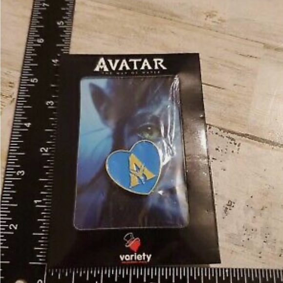 Avatar The Way of Water Heart Pin - Picture 2 of 3